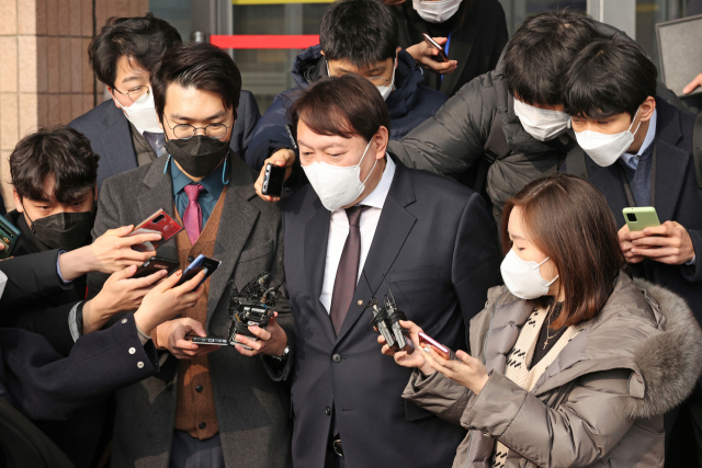 윤석열 검찰총장이 1일 오전 박범계 신임 법무부 장관 예방을 마친 뒤 정부과천청사 법무부를 나서고 있다. 연합뉴스