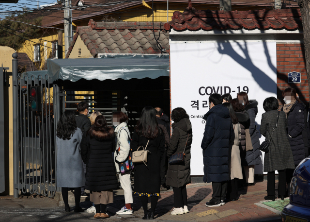 8일 오전 서울 중구 국립중앙의료원 중앙예방접종센터에서 백신 접종 모의 훈련에 참가한 국립중앙의료원 직원들이 센터로 들어가기 위해 기다리고 있다. 연합뉴스