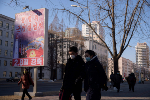 평양 시민들이 북한 인민군 창건(건군절) 73주년이었던 지난 8일 평양 시내를 걷고 있다. AFP·연합뉴스