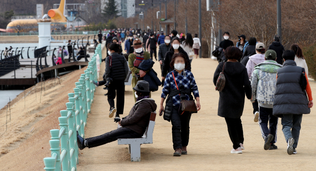 대구기상청은 이번 주말 날씨가 비교적 포근하겠지만 일교차가 최대 20도에 달할 것으로 전망했다. 사진은 시민들이 따뜻한 날씨에 대구 수성못에 나와 산책하는 모습. 매일신문 DB