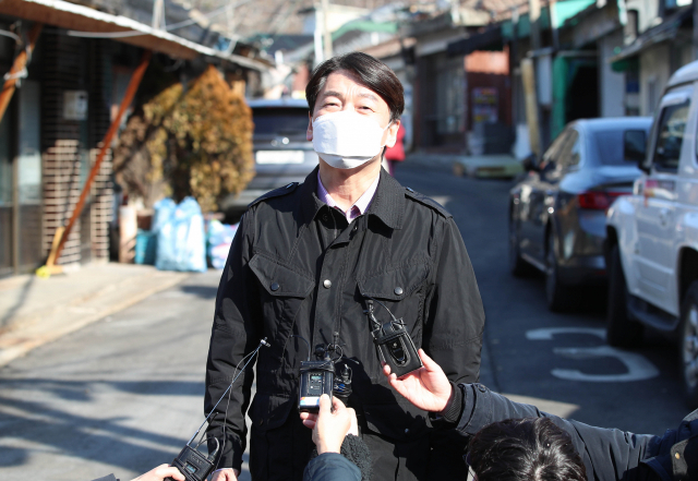 국민의당 안철수 서울시장 예비후보가 9일 서울 중계동 백사마을 재개발 현장을 방문한 뒤 주택문제 등에 대해 발언하고 있다. 연합뉴스