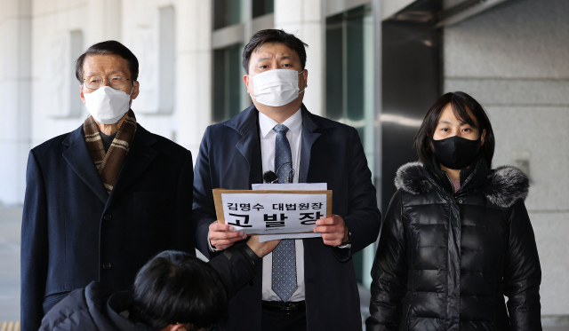 지난 9일 오후 서울 서초구 대검찰청에서 한반도 인권과 통일을 위한 변호사모임(한변) 박주현 사무총장(가운데)이 김명수 대법원장을 직권남용·허위공문서 작성 등 혐의로 공수처와 대검찰청에 고발하기 위해 민원실로 향하며 입장을 밝히고 있다. 연합뉴스