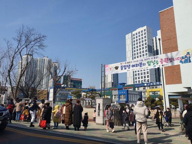 10일 졸업식이 열린 대구 중구 봉산동의 한 초등학교. 학부모들이 교문 밖에서 졸업식을 끝내고 하교하는 자녀들을 반기고 있다. 배주현 기자