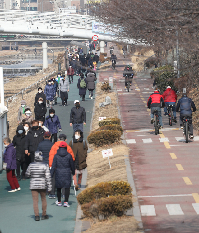 포근한 날씨를 보인 7일 불광천에서 시민들이 산책하고 있다. 연합뉴스