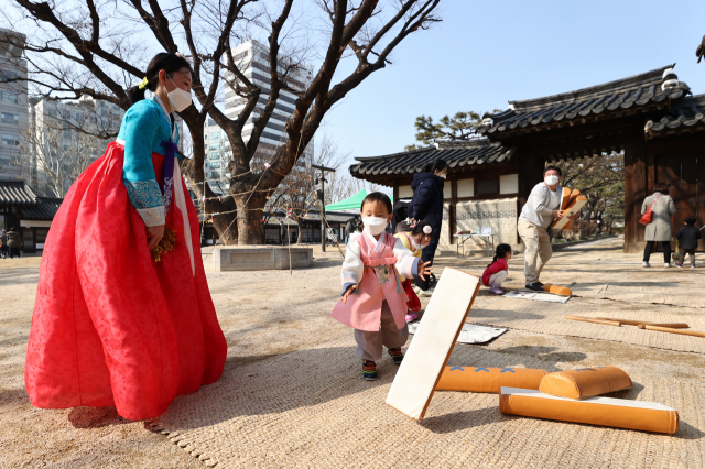 설날인 12일 오후 서울 운현궁에서 한 가족이 즐거운 시간을 보내고 있다. 연합뉴스