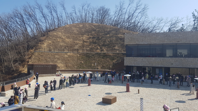 13일 오전 경북 청도의 루지체험시설에서 수많은 사람들이 가까이 줄을 지어 서 있다.