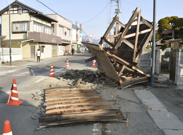 13일 오후 일본 후쿠시마(福島)현 앞바다에서 발생한 규모 7.3의 지진으로 인해 후쿠시마현의 한 목조 시설물이 쓰러져 있다. 연합뉴스