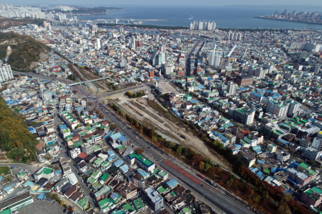 도시개발 사업이 추진 중인 포항시 북구 대흥동과 용흥동 일대 옛 포항역 부지. 공터 아랫쪽이 1지구, 윗쪽이 2지구이다. 포항시 제공