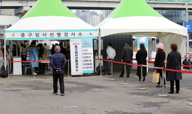 설 연휴 마지막 날인 14일 서울역 광장에 마련된 신종 코로나바이러스 감염증(코로나19) 임시 선별진료소에서 검사를 받으려는 시민들이 대기하고 있다. 연합뉴스