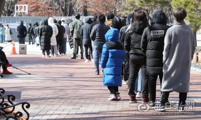 대구 국채보상운동기념공원에 마련된 코로나19 임시선별검사소에서 시민들이 진단검사를 받고 있다. 매일신문DB