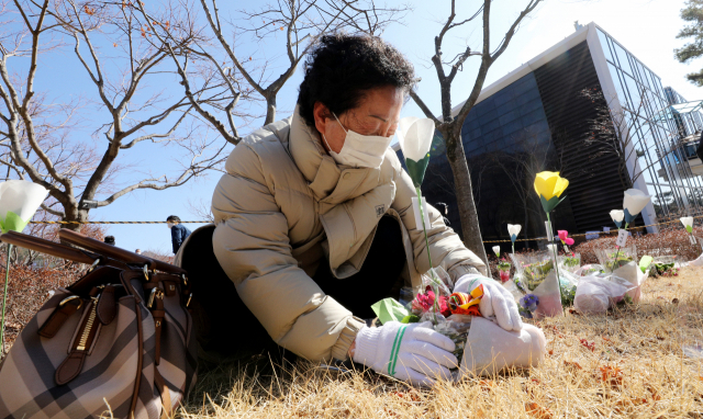 대구 지하철 참사 18주기인 지난달 18일 오전 대구 동구 대구시민안전테마파크에서 열린 추모식에 참석한 희생자 유가족이 추모공간에서 오열하고 있다. 김영진 기자 kyjmaeil@imaeil.com