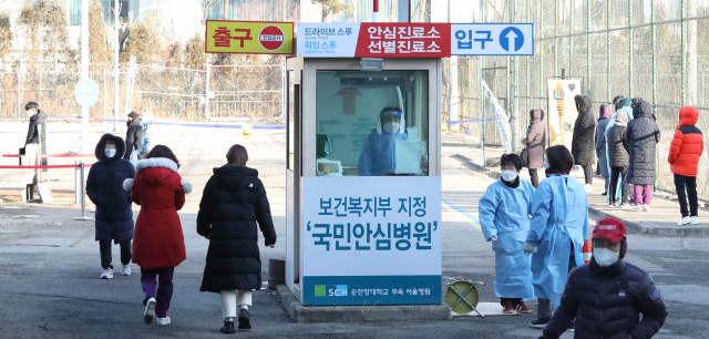 18일 오전 용산구 순천향대 서울병원 임시선별진료소에서 시민들이 코로나19 검사를 기다리고 있다. 중앙방역대책본부는 이날 0시 기준 코로나19 신규 확진자는 621명이라고 밝혔다. 연합뉴스