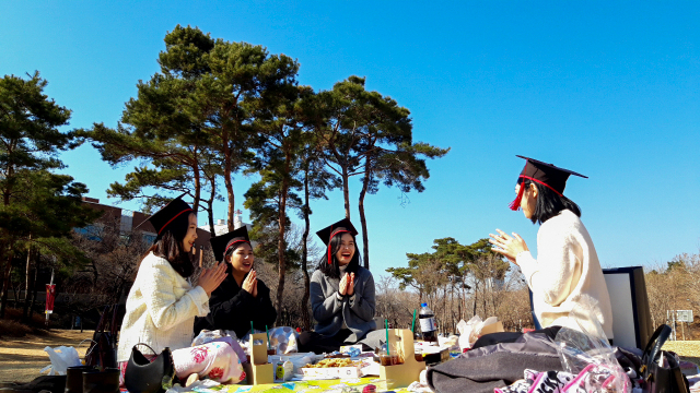 19일 경북대학교 센트럴파크에서 한 졸업생 무리가 미니 졸업 파티를 열어 즐거운 한때를 보내고 있다. 윤정훈 인턴기자