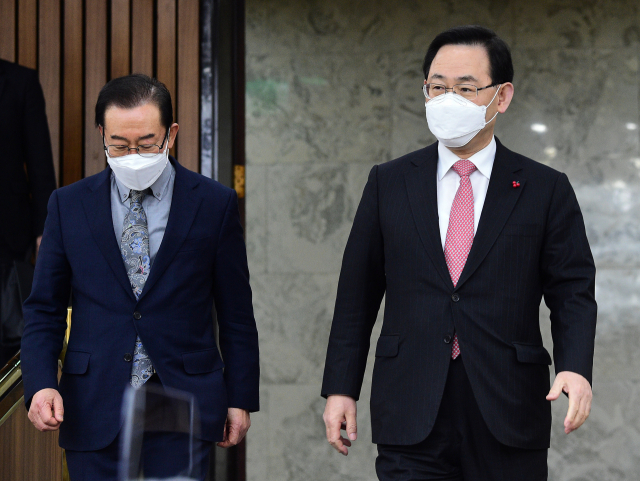 국민의힘 주호영 원내대표(오른쪽), 이종배 정책위의장이 19일 국회에서 열린 원내대책회의에 참석하고 있다. 연합뉴스