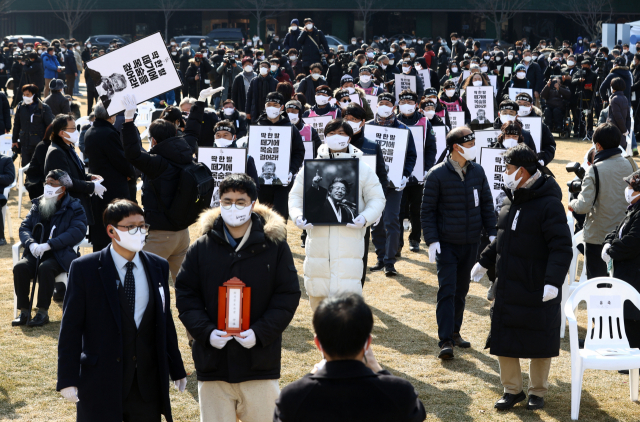 19일 서울 중구 서울광장에서 열린 고(故)백기완 통일문제연구소장의 영결식에 고인의 위패와 영정사진이 무대로 향하고 있다. 연합뉴스