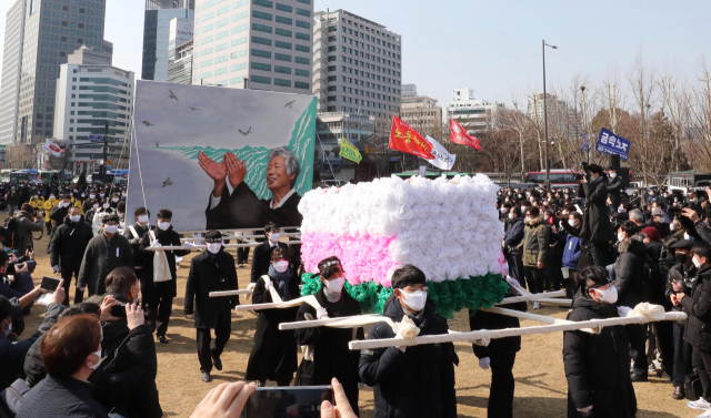 19일 오후 고 백기완 통일문제연구소장의 영결식이 엄수된 서울 중구 서울광장에 상여가 들어서고 있다. 연합뉴스