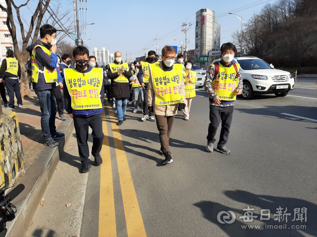 지난해 코로나19로 의심돼 제때 치료를 받지 못해 숨진 17살 정유엽 군의 아버지 정성재씨(앞줄 가운데)가 경산에서 청와대까지 도보행진을 하기 위해 22일 오전10시 경산중앙병원 앞에서 출발하고 있다. 김진만기자