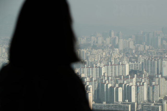 대규모 주택 공급을 골자로 한 2·4대책 발표 이후 서울 아파트값의 상승 폭이 줄어들고 있다. 21일 민간 시세 조사업체인 부동산114에 따르면 2월 셋째 주 서울 아파트 매매가격은 0.14% 올라 같은 달 첫째 주 상승률(0.17%) 대비 오름폭이 축소했다. 정부 공인 시세 조사기관인 한국부동산원의 통계로도 서울 아파트값은 2주 연속 상승 폭이 둔화했다. 사진은 이날 서울 영등포구 63스퀘어에서 바라본 서울 시내 아파트 단지. 연합뉴스