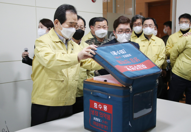 정세균 국무총리가 20일 경기도 성남시 분당구 SK바이오사이언스 본사를 방문해 코로나19 백신을 운반할 의약품 초저온 백신 운송용기를 보고 있다. 연합뉴스