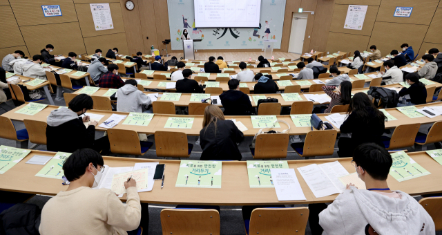 22일 오후 서울대학교 수리과학부, 통계학과 신입생맞이 행사가 열리는 서울대 자연과학대학 강당에서 2021학년도 입학생들이 거리를 둔 채 앉아 있다. 연합뉴스