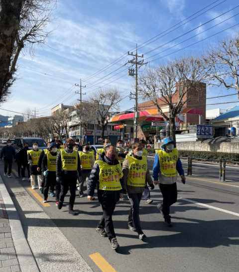 지난해 코로나19로 의심돼 제때 치료를 받지 못해 숨진 17살 정유엽 군의 아버지 정성재씨가 23일 영남대병원에서 경북 칠곡 지곡역까지 도보행진에 나섰다. 이영광 인턴기자, 임재환 인턴기자