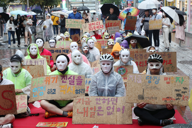 환경단체 회원들이 기후 위기로 생존을 위협받고 있다며 경고 퍼포먼스를 펼치고 있다. 매일신문 DB