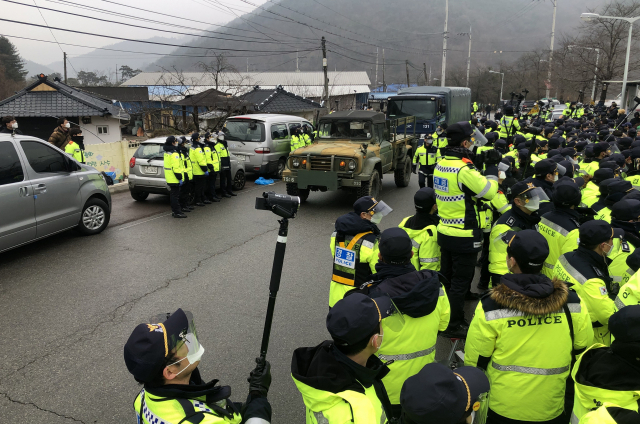 지난 22일 경북 성주 사드(THAAD·고고도미사일방어체계) 기지에 공사 장비·자재를 실은 차들이 들어가고 있다. 연합뉴스