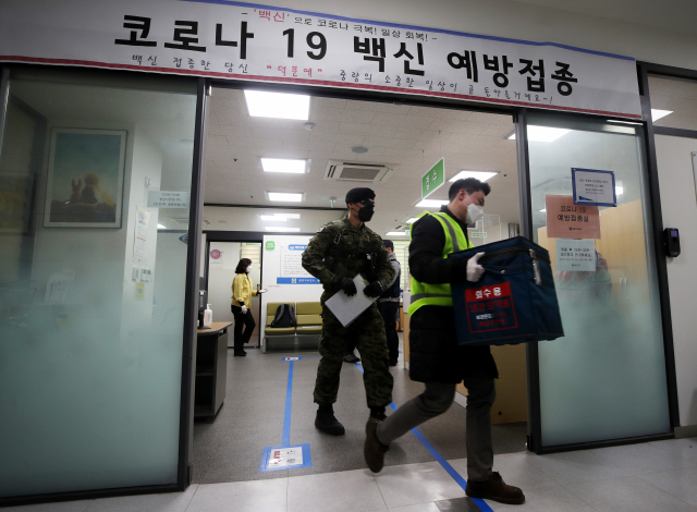 이천시 지트리비앤티 물류센터에서 출발한 아스트라제네카 백신이 25일 오전 서울 중랑구보건소에서 도착, 관계자가 백신 이송을 마친 뒤 밖으로 나서고 있다. 연합뉴스