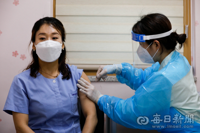 대구경북 650개 요양병원.재활시설 종사자와 65세미만 입소자 3만2천명에 대한 코로나19 백신 1차 접종이 26일 각 구.군 보건소와 자체 접종이 가능한 요양병원에서 시작됐다. 이날 오전 대구 중구보건소 접종실에서 간호사가 아스트라제네카 백신을 주사기에 주입할 준비를 하고 있다. 우태욱 기자 woo@imaeil.com