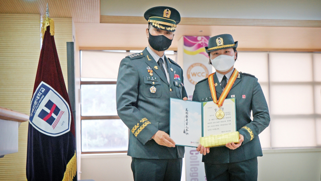 임관 성적 전체 1등을 차지한 김채영 하사(오른쪽)가 상장을 받고 있다. 경북전문대 제공