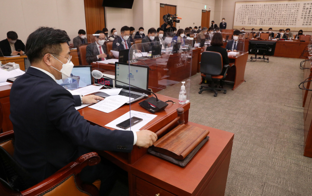 26일 오전 국회 법제사법위원회 전체회의에서 윤호중 위원장이 법안상정을 하고 있다. 연합뉴스