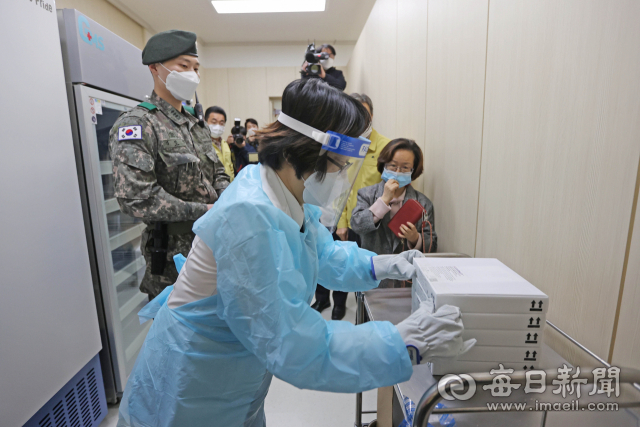 화이자 코로나19 백신이 26일 오후 계명대 대구동산병원 백신접종센터에 도착해 의료진이 백신을 냉동 보관실에 넣기 위해 특수 보관함에서 꺼내고 있다. 다음달 3일부터 코로나19 치료병원 종사자들이 이곳에서 화이자 백신을 접종 받을 예정이다.우태욱 기자 woo@imaeil.com