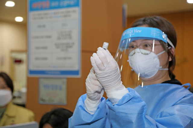 25일 경북 포항시 북구보건소에서 보건소 관계자가 26일부터 할 신종 코로나바이러스 감염증(코로나19) 아스트라제네카(AZ) 백신 접종을 시연하고 있다. 시연에 사용된 것은 실제 백신이 아니다. 연합뉴스