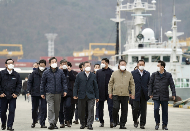 문재인 대통령이 25일 가덕도 공항 예정지 선상 시찰을 마치고 부산신항 다목적 부두에 위치한 해양대학교 실습선으로 이동하고 있다. 연합뉴스