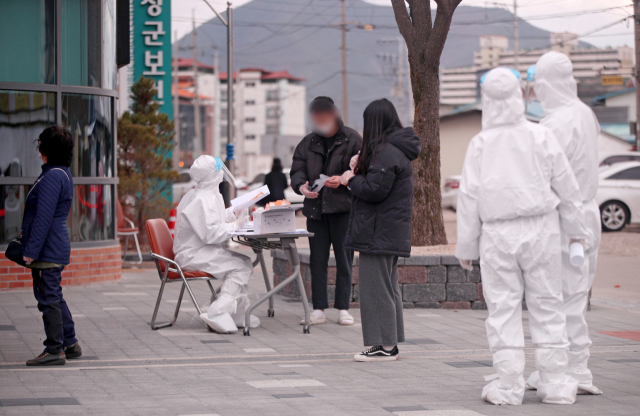 27일 오후 경북 의성군 보건소 선별진료소에서 시민들이 코로나19 검사를 받기 위해 차례를 기다리고 있다. 의성군은 코로나19 확산 방지를 위해 오는 7일까지 사회적 거리두기 2단계를 발령한다. 김영진 기자 kyjmaeil@imaiel.com