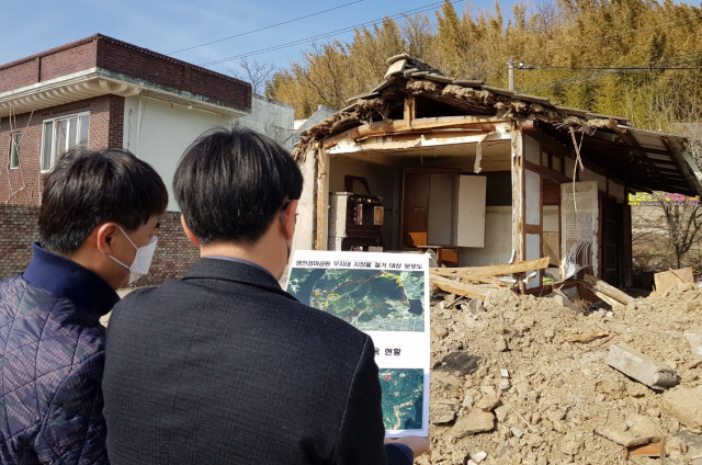 한국마사회 실무팀이 영천경마공원 사업현장에서 가옥 등 철거 대상 지장물을 사전 조사하고 있다. 영천시 제공