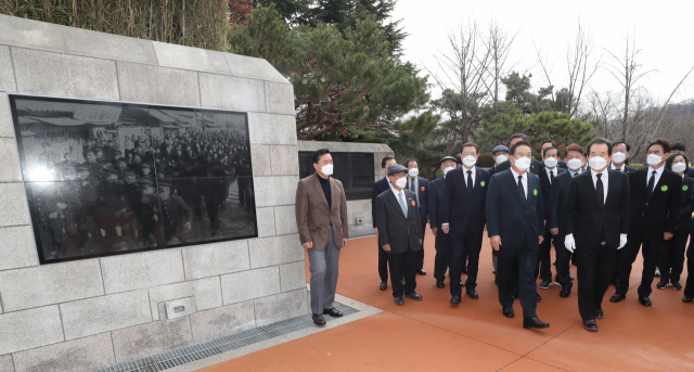 정세균 국무총리(앞줄 오른쪽)가 28일 대구시 달서구 두류공원을 방문해 2·28학생의거 기념탑을 둘러보고 있다. 연합뉴스