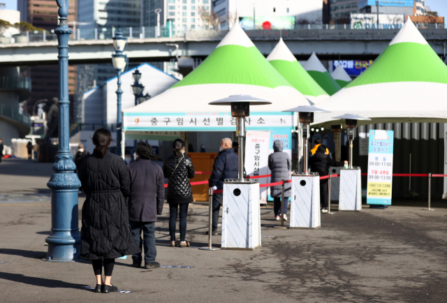 코로나19 신규 확진자 수가 415명을 기록한 27일 오전 서울역에 설치된 임시선별진료소에서 시민들이 코로나19 검사를 받기 위해 줄을 서 있다. 연합뉴스