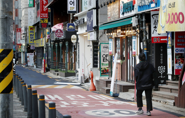 대학의 새 학기 개강과 입학을 앞둔 15일 서울 서대문구 신촌 대학가의 음식점 골목이 한산하다. 코로나19 여파로 대부분 대학이 올해도 비대면 수업과 제한적인 대면 수업을 병행하기로 했다. 연합뉴스