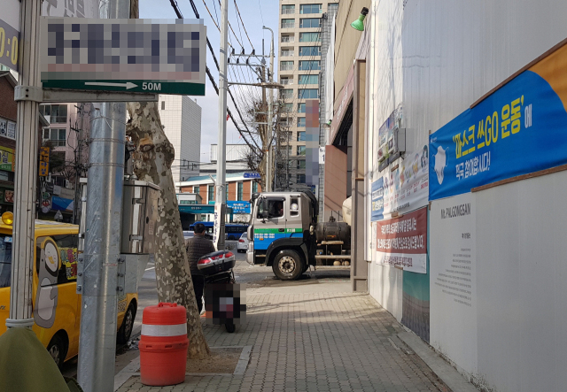 27일 오후 대구 수성구 범어동 한 초등학교 인근 인도를 공사장 차량이 가로막고 있다. 윤정훈 인턴기자