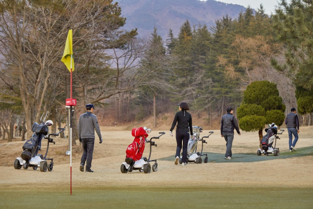 2일 경북 경주에 있는 코오롱 가든골프장에서 이용객들이 자율주행 로봇 카트인 