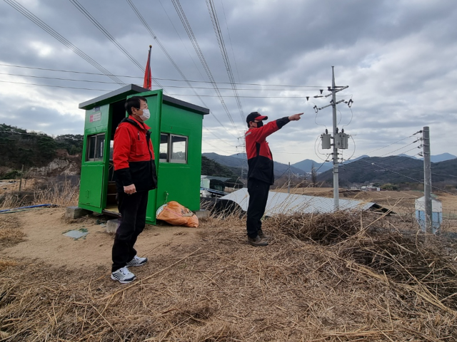 지난달 27일 대구 동구 팔공산 인산초소에서 산불감시원들이 감시 활동을 하고 있다. 매일신문 DB