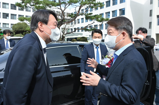 권영진 대구시장이 3일 대구를 방문한 윤석열 검찰총장을 만나 지지 의사를 밝혔다.