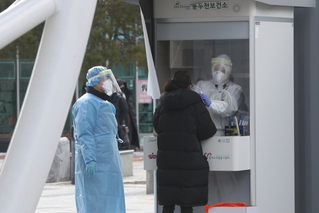 2일 경기도 동두천시 중앙도심공원 임시선별진료소에서 시민이 신종 코로나바이러스 감염증(코로나19) 검사를 받고 있다. 연합뉴스