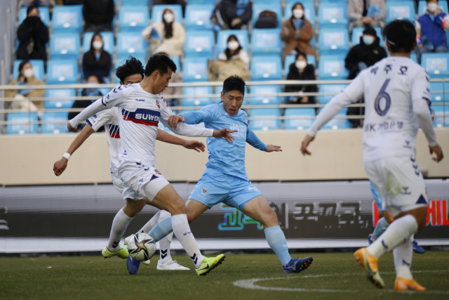 대구FC 이근호가 27일 수원전에서 볼 다툼을 하고 있다. 대구FC 제공