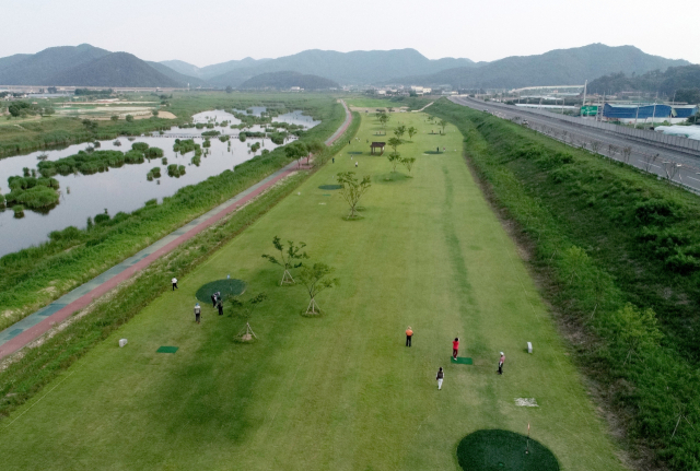 고령군이 대가야읍 회천변 둔치에 파크골프장을 조성하고 있다. 지난 2019년 기존 18홀에 이어 18홀을 추가 건설한다. 고령군 제공