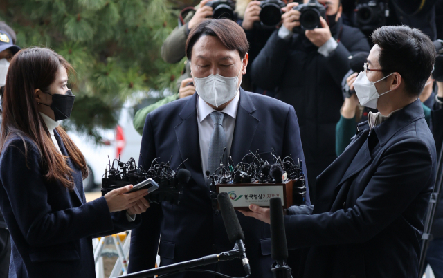 윤석열 검찰총장이 4일 서울 서초구 대검찰청에 출근해 자신의 거취 관련 입장을 밝힌 뒤 검찰 청사로 들어가고 있다. 연합뉴스