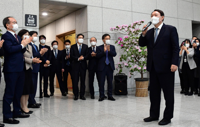 윤석열 검찰총장이 4일 오후 서울 서초구 대검찰청에서 사퇴한 뒤 검찰 청사를 떠나며 인사말을 하고 있다. 연합뉴스