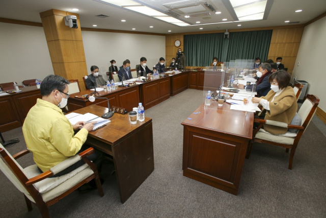 양기철(왼쪽) 구미시 경제기획국장이 구미시의회 산업건설위원회에서 