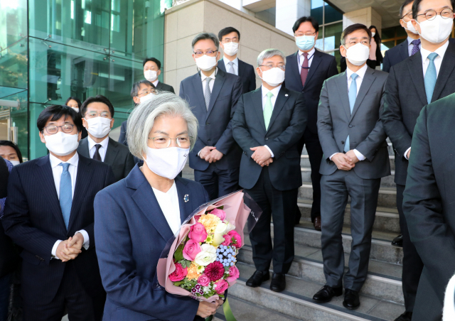 문재인 정부 출범부터 3년 반 넘게 외교부를 이끌어온 강경화 장관이 8일 오후 서울 종로구 외교부 청사를 꽃다발을 안고 떠나고 있다. 연합뉴스